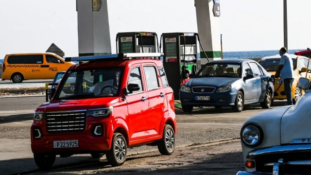 Cubanos optan por autos eléctricos como medio de transporte a falta de gasolina