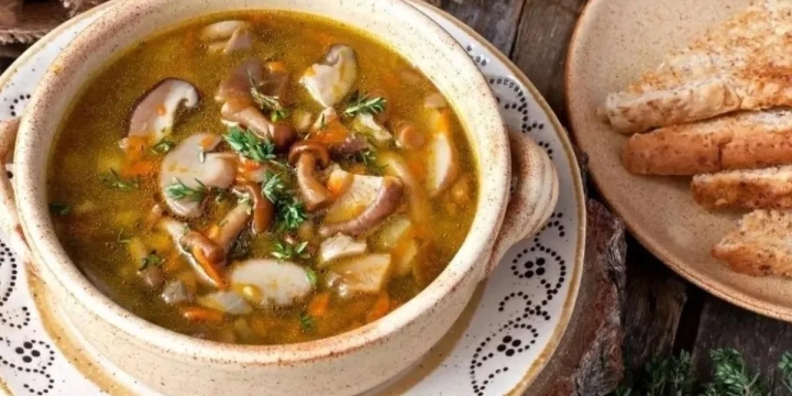 Cena ligera: Sopa de pollo con espinacas y champiñones, una gran opción para los días fríos