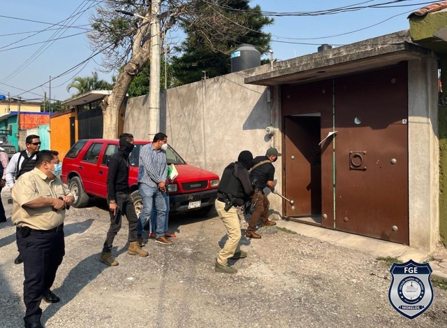 Fiscalía realiza detención de dos hombres por feminicidio en Jiutepec