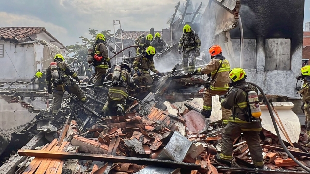Avioneta se estrella contra edificio residencial en Medellín; deja 8 muertos