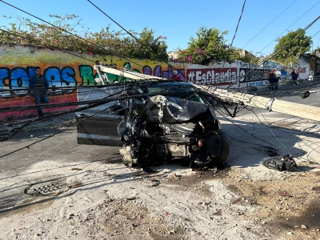   El choque provocó la muerte del automovilista y múltiples daños materiales.