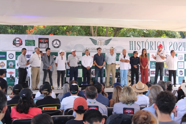 El comité organizador, acompañado por Ricardo y Mario Estrada, director y presidente de La Unión de Morelos y del Club Hípico Vista Hermosa, respectivamente; del presidente municipal de Cuernavaca, José Luis Urióstegui, y otras personalidades, inauguraron la Expo Auto Histórica 2024 este sábado.