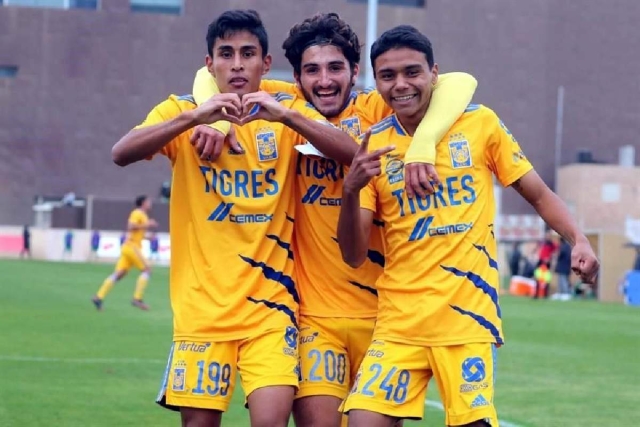 Fernando González (primero de izquierda a derecha) anotó el pasado fin de semana el gol de su equipo, los Tigres, en la tercera jornada del Clausura 2022.