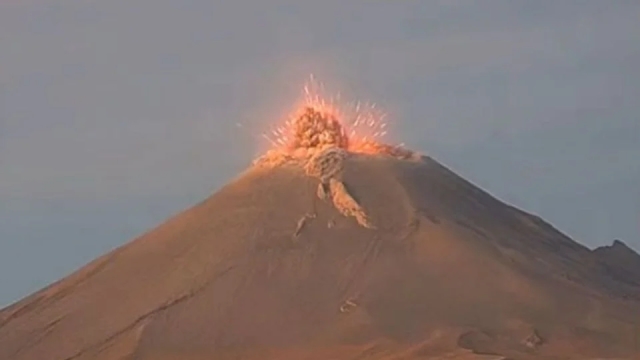 Volcán Popocatépetl registra explosión con bombas de lava