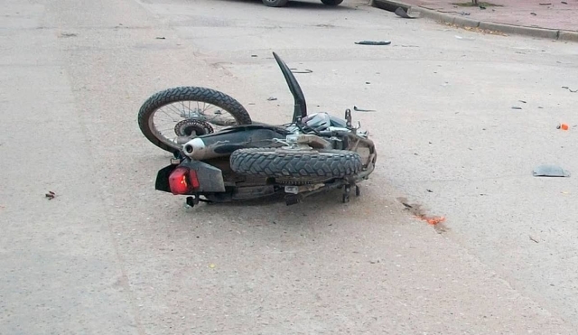 Muere adolescente al caerse de una motocicleta