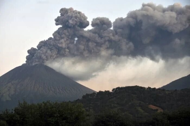 Explosión del volcán San Cristobal en Nicaragua cubre de ceniza y arena varias comunidades