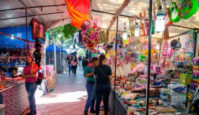 Esperan repunte de ventas durante temporada decembrina en tianguis de Miacatlán