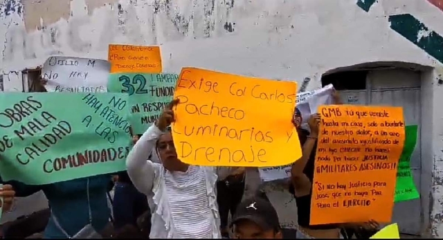Vecinos de diversas colonias protestaron en contra del alcalde.