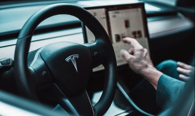 Los taxis de París retiran los Tesla de su flota por los problemas de accidentes