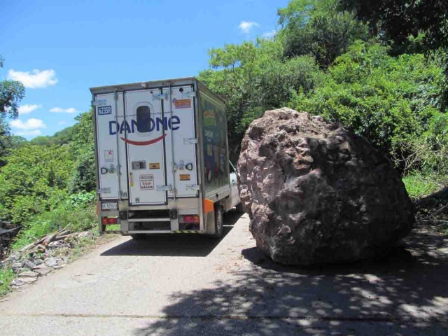 Una roca de más de dos metros de diámetro cayó del cerro, que provocó un susto a habitantes de Quilamula.