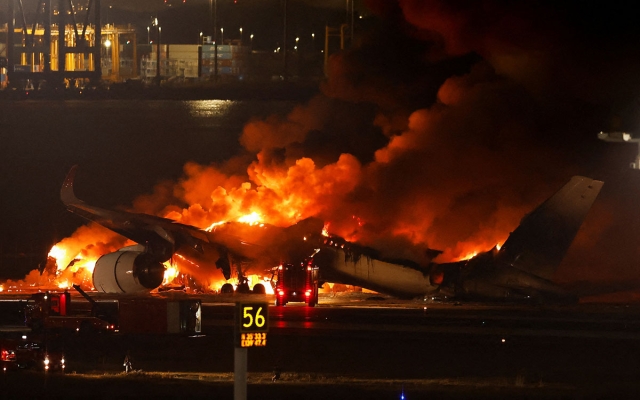 Avión de Japan Airlines se incendia al aterrizar en Tokio