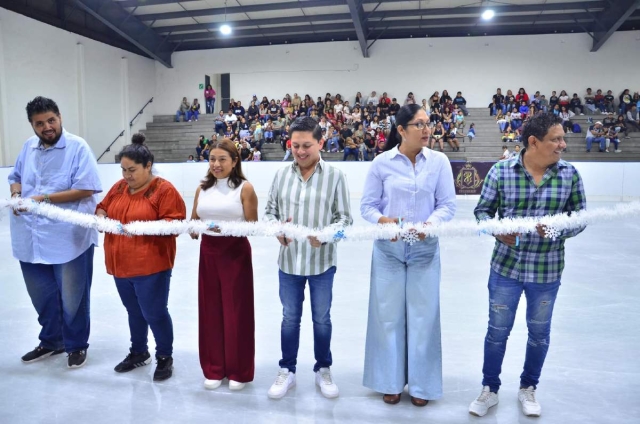 El presidente municipal y su cabildo inauguraron la pista de hielo, única en todo el estado. 