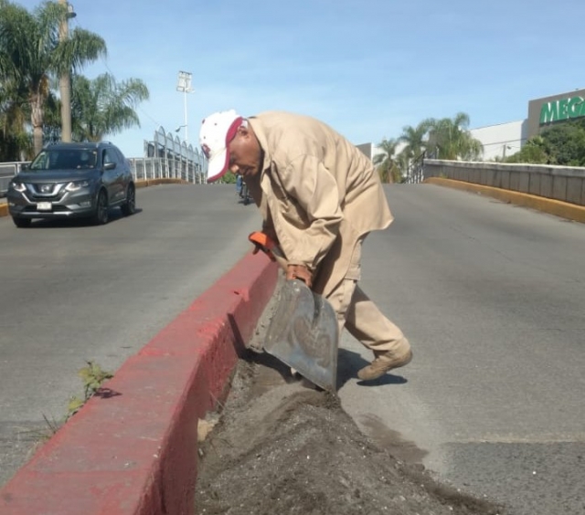 Realiza ayuntamiento capitalino trabajos de mantenimiento urbano en barrio de Gualupita
