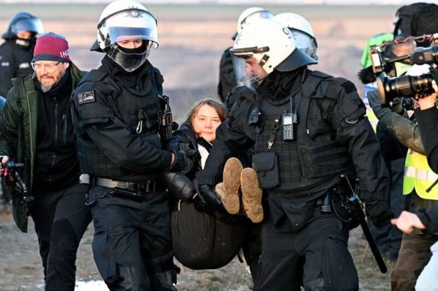 Desalojan a Greta Thunberg a la fuerza durante protesta contra mina en Alemania