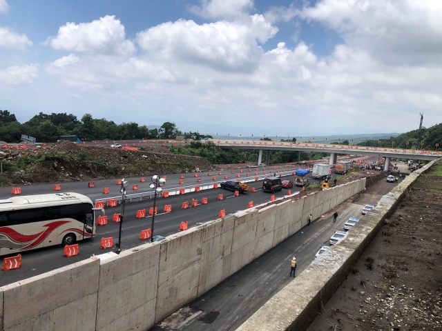 Manifestantes abren circulación en la autopista México-Cuernavaca, por una hora