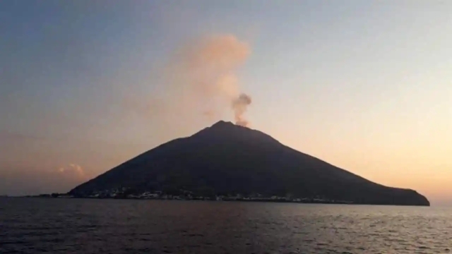 Incendio arrasa la isla volcánica de Stromboli, en el sur de Italia
