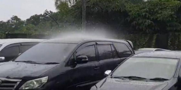 Fuerte lluvia cae sobre un solo auto.