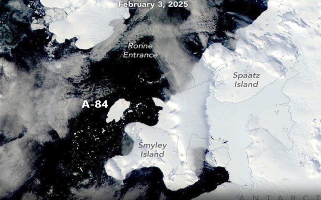 El iceberg A-84 se desprende y avanza rápidamente por la costa antártica