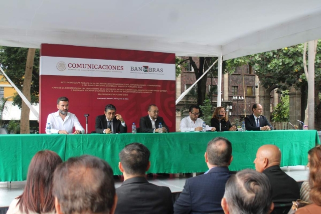 A convocatoria de la SICT, autoridades de los tres niveles de gobierno participaron en el acto de “disculpa pública” a víctimas de la construcción negligente del Paso Exprés. 