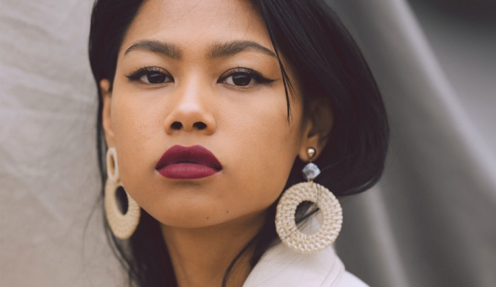 El tono berry conquista abril 2025: el color de labios que todas están usando