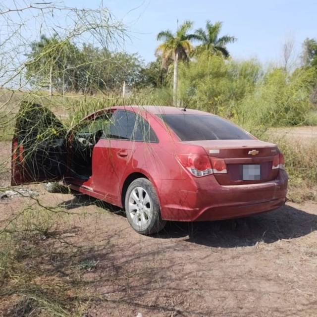 Dejan un auto desvalijado en la calle Chimalacatlán
