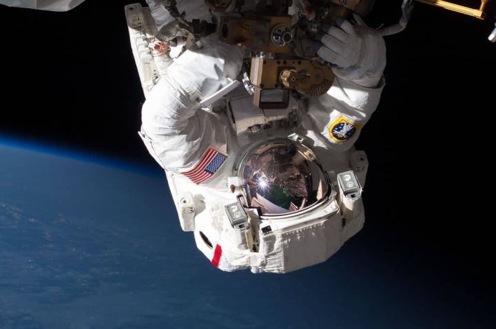Astronauta Chris Cassidy en caminata espacial.