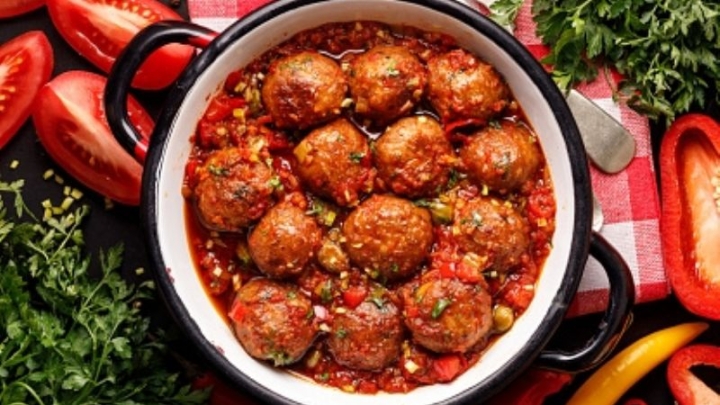 Albóndigas en salsa con papas, una opción perfecta para la comida