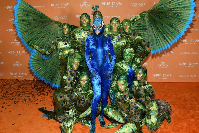 Heidi Klum deslumbra con disfraz de pavo real en su fiesta anual de Halloween