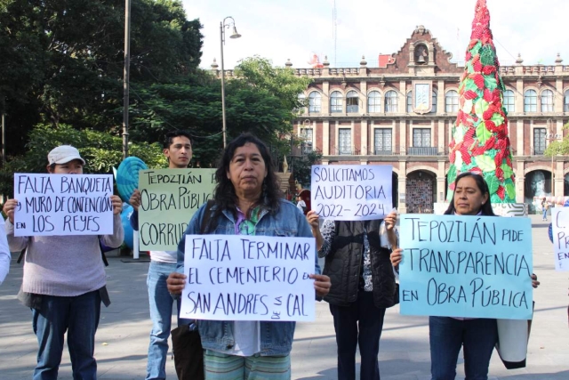 Pobladores realizaron una manifestación en el zócalo de Cuernavaca para alertar sobre el problema que heredará la nueva administración en Tepoztlán. 