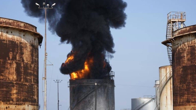 Registran incendio en instalación petrolera de Líbano.
