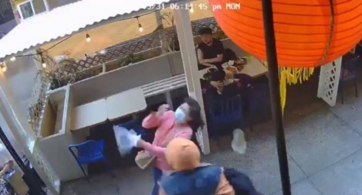Hombre golpea en la cara a mujer asiática y la noquea.