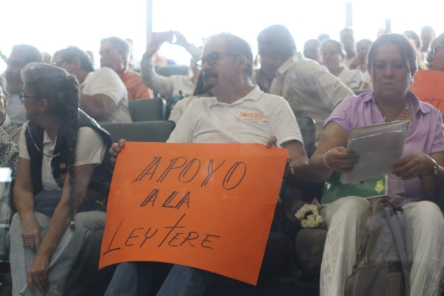 Maestros adheridos al SNTE atestiguaron ayer la presentación de la iniciativa en el Salón de Plenos del Congreso local.
