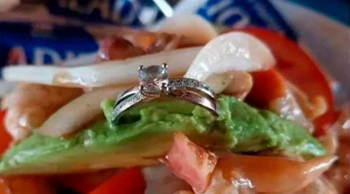 Hombre pide matrimonio con una tostada de mariscos en Nayarit