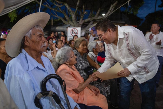 Festeja Víctor Mercado en Jonacatepec al adulto mayor con caravana y reconocimientos