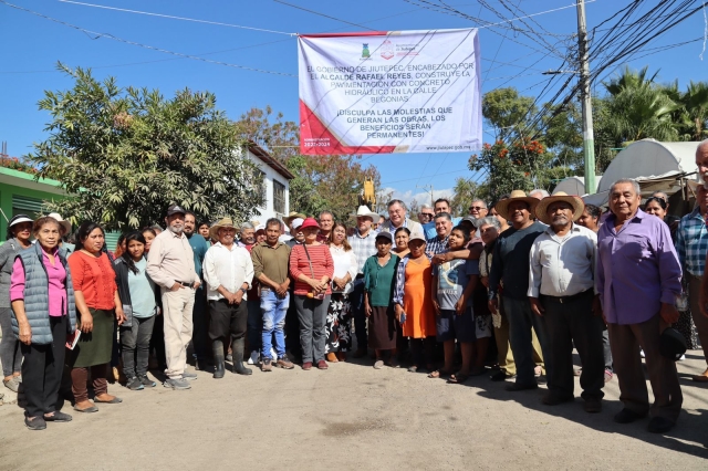 Alcalde de Jiutepec supervisa pavimentación de la calle Begonias en el pueblo de Atlacomulco