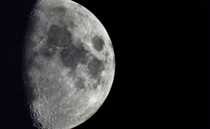 La Luna tendrá nuevo cráter; basura espacial golpeará al satélite el próximo viernes