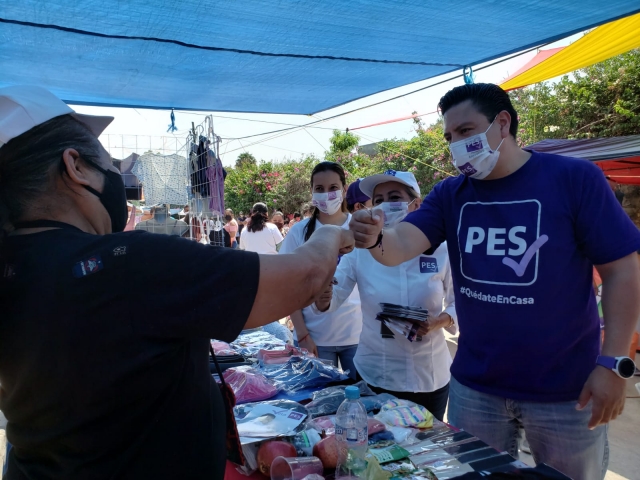 Acompaña Ulises Bravo a candidatos en recorrido por tianguis Calera Chica, en Jiutepec