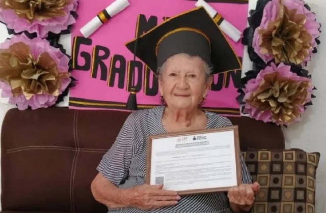 Abuelita se gradúa de secundaria a los 89 años.