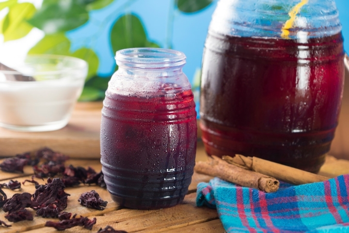 Refresca tu día: Agua de jamaica con fresa y canela