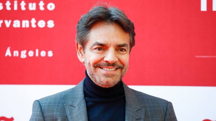 Eugenio Derbez reaparece en alfombra roja sin cabestrillo tras su accidente en el hombro