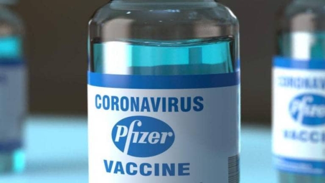 Sudáfrica fabricará vacuna COVID de Pfizer.