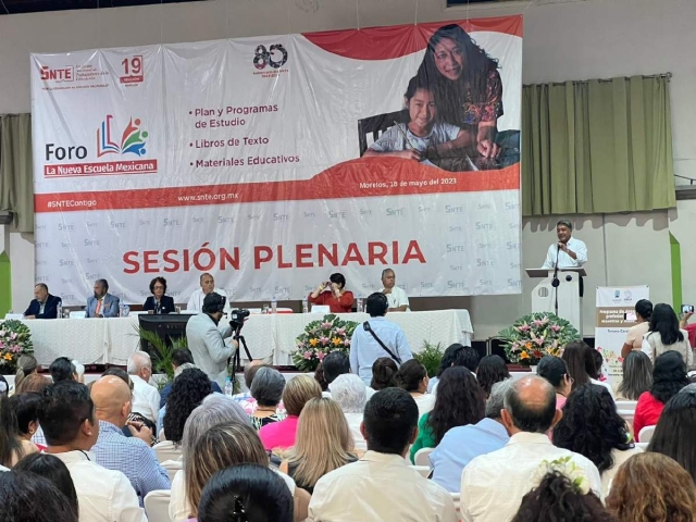 El director del IEBEM, Eliacín Salgado, participó en el panel “Voces y reflexiones de la Nueva Escuela Mexicana” en el municipio de Yautepec, con maestros del estado. 