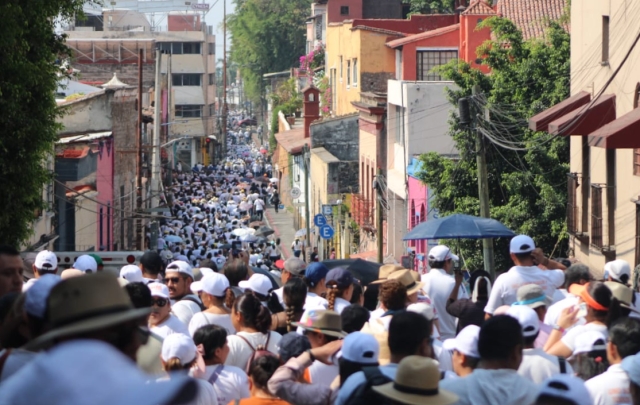 Miles de maestros salieron a las calles como lo habían anunciado la semana pasada para protestar por la atención ineficiente del ISSSTE. 