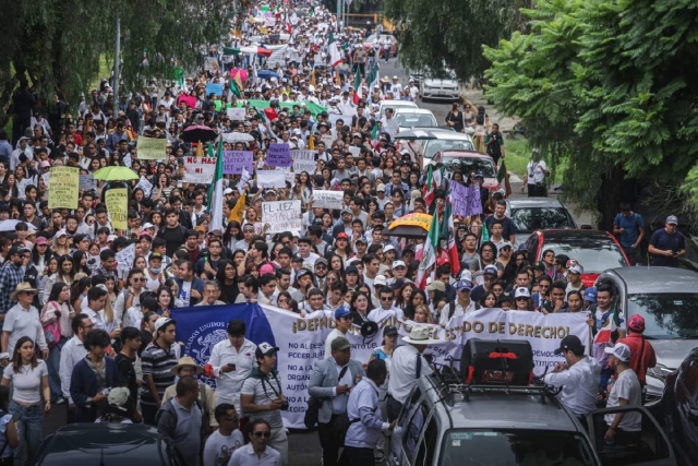 Estudiantes de la Facultad de Derecho de la UNAM se movilizaron desde Ciudad Universitaria hasta el Consejo de la Judicatura Federal. 