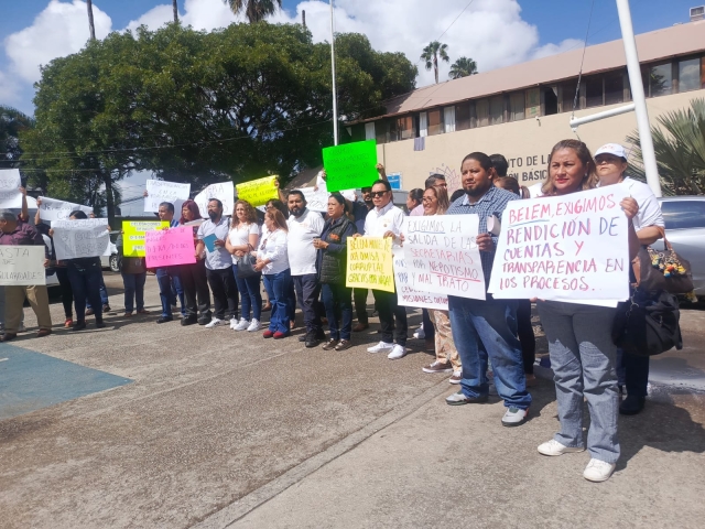 Protestan maestros en el IEBEM; denuncian presunto desvío de recursos.