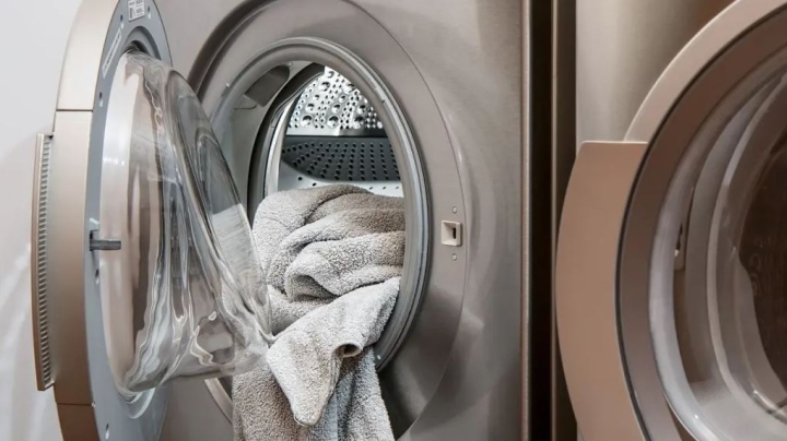 Truco para limpiar a fondo la goma de la lavadora, evita malos olores al lavar