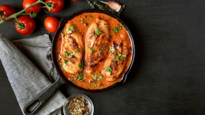 Pechuga de pollo en salsa de pimiento rojo, prepara esta receta y disfrútala para la tarde
