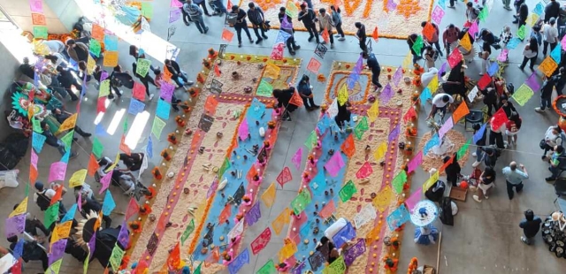 Estudiantes instalan ofrenda monumental en la UAEM