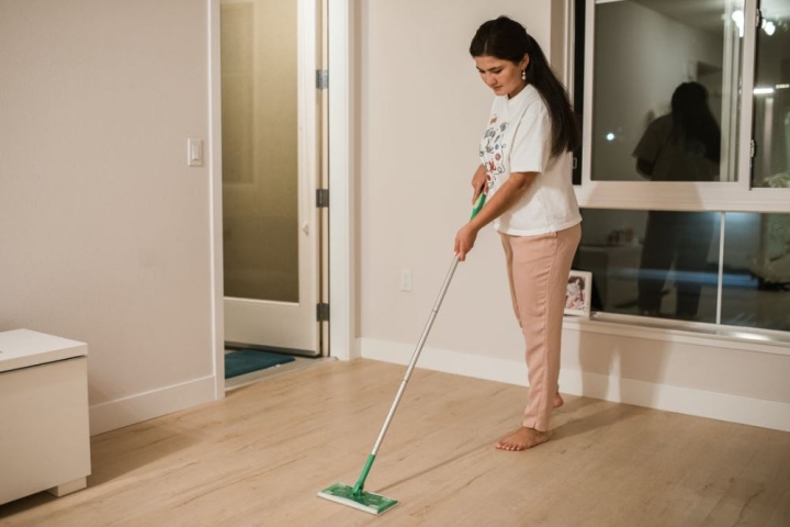 ¿Por qué NUNCA debes usar alcohol para limpiar tu piso laminado o de madera?