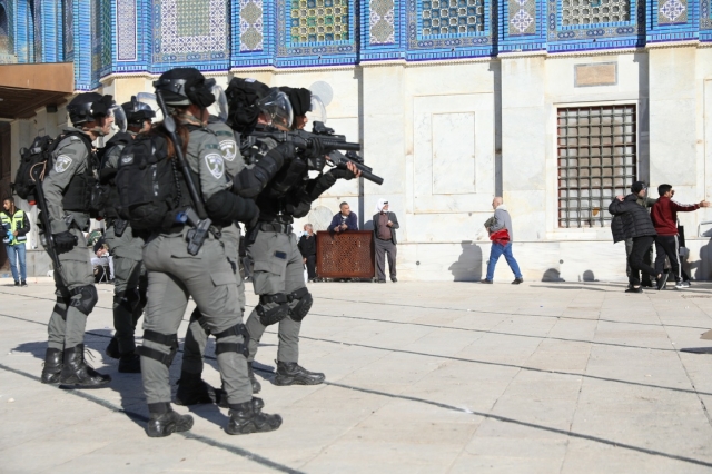 Nuevo choque entre palestinos y policía israelí en Jerusalén; 50 heridos